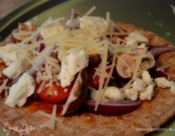 Выложить все перечисленные порезанные овощи и др. Посыпать сверху тертым Пармезаном. Поставить в духовку 180 гр. на 12 мин.