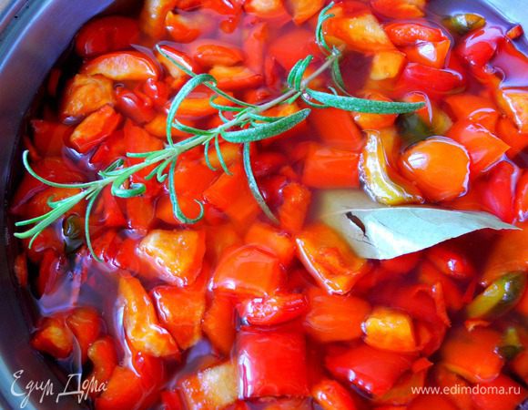 Утром перцы выделили сок, его получилось достаточно много. Добавила яблочный уксус, соль,  лавровый лист, розовый перец, розмарин и проварила на среднем огне минут 30. Нужно следить, чтобы сироп не подгорал, соответственно нужно помешивать. 