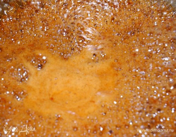 Затем я оставила перец остывать. Поскольку жидкости оказалось достаточно много, то я решила вынуть перец и проварить сироп отдельно до густоты. И тут вспомнила про рецепт Белоники. Добавила в сироп ещё   жидкий мёд. Проварила немного, буквально несколько минут. 