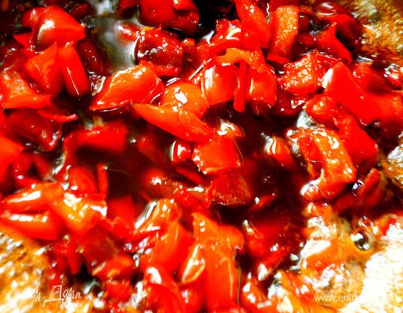 Добавила  измельченный в блендере чеснок и имбирь, подержала несколько минут на огне. Затем налила вино, ещё немного поварила. Добавила перец. Все вместе держала на огне минут 10, оставила на ночь. Утром можно уже разложить по баночкам.
Если сироп не загустел, то можно ещё поварить,  тут  полагайтесь на свой вкус. 
У меня получился перец насыщенного темно-красного цвета и практически без сиропа, он весь выпарился и загустел.