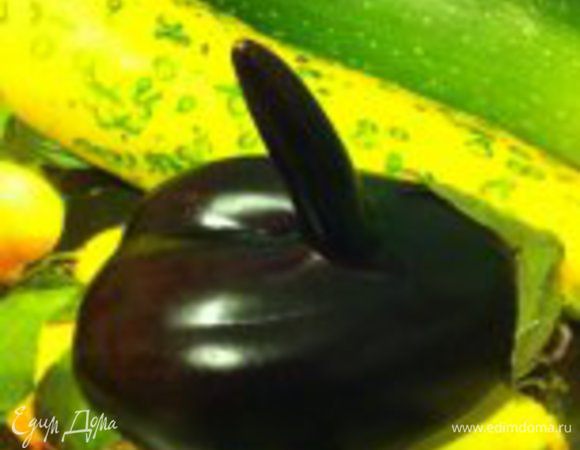 Баклажаны очистить, нарезать очень тонкими пластинками, я резала ножом, примерно 3 мм толщиной. Можно использовать "мандолину", специальную терку, шинковку.