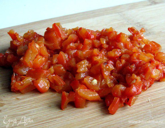 Затем очистите от кожицы и сердцевины, мякоть нарежьте на мелкие кубики.