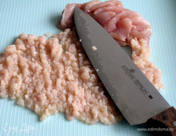 Куриное филе мелко нарежьте, затем порубите тяжелым ножом или тесаком в грубый фарш.
