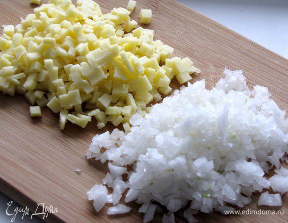 Очень мелкими кубиками нарежьте сыр, лук измельчите.
