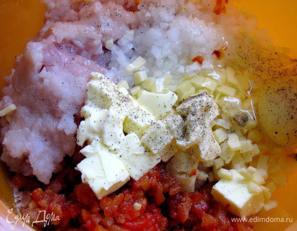 Смешайте фарш из куриного филе, сладкий перец, лук и сыр. Добавьте яйца и размягченное сливочное масло. Посолите, поперчите и перемешайте до однородности. Поставьте фарш в холодильник на 30 минут.