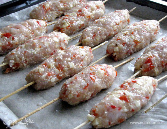 Смачивая руки в холодной воде облепите шпажки получившемся фаршем в виде небольших удлиненных котлеток. Выложите шпажки с люля на противень, застеленный фольгой, и поставьте в разогретую до 180 гр. духовку. Можно дополнительно включить режим "гриль". Запекайте до золотистого цвета 20-25 минут, пару раз перевернув.