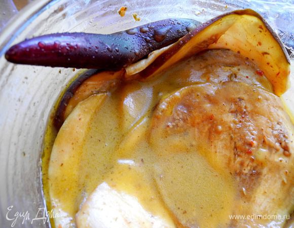 Баклажаны "купаем" в этой смеси и укладываем слоями в глубокую посуду. Сверху заливаем остатками соуса. И оставляем отдыхать на несколько часов, а лучше на день, в холодном месте. Мне кажется, что чем дольше маринуется, тем вкуснее становится, у меня одна порция мариновалась двое суток. 