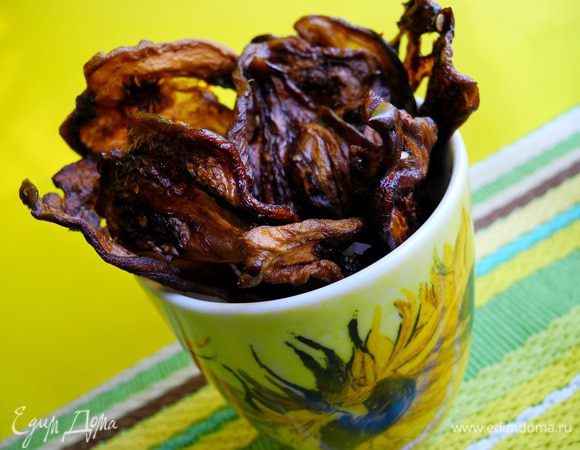 Духовку нагреваем до 75 градусов. Застилаем противень бумагой для выпечки. Достаем баклажанчики, отжимаем и укладываем на противень. Вялим-сушим с приоткрытой дверцей в духовке при 75 градусов несколько часов. Можно оставить их слегка подвяленными, а можно еще немного подержать в духовке, пока они не станут немного хрустящими.  