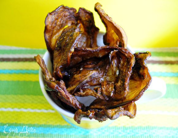 Можно сушить на дегидраторе (сушке), но у меня такого "богатства" нет, получается хорошо и в духовке. Не могу сказать на что похоже, но это очень-очень вкусно! 