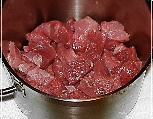 И приступим. К готовке. Кастрюльку взяли небольшую. Эксперимент все-же. А вдруг потом содержимое выбрасывать? Так что тут чем меньше – тем не хуже. И больше ничем, кроме толстого дна, посуда не примечательна.
Уложим мяско в кастрюльку.