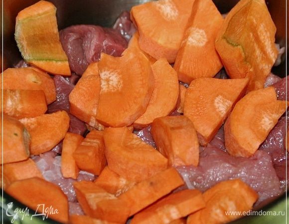 Морковку поверх мяса укладываем.