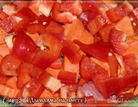 Перчика сладкого поверх морковки насыплем – выложим.