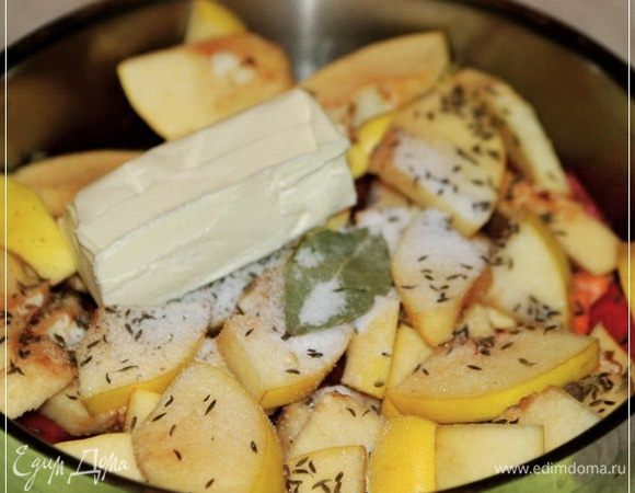 Айва. Укладываем поверх перца и присыпаем зирой. Всякими перцами сдобрим исключительно по вкусу и потребностям. Посолим.... Сливочное масло вместо курдюка – если угодно. Лаврушечки листик.