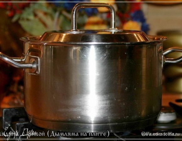Крышкой кастрюльку накроем и на сильный огонь.
Минут двадцать на сильном огне … до закипания. А потом часика полтора на маленьком-маленьком….