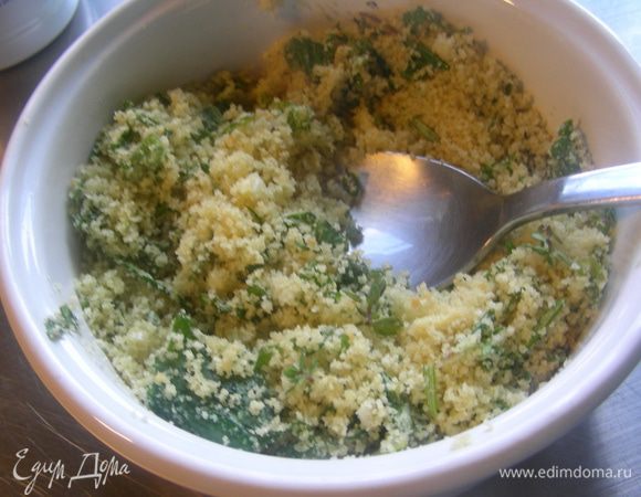 Ароматные травы и чеснок мелко режем, смешиваем с панировочными сухарями и оливковым маслом. 
