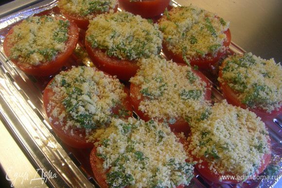 Выкладываем ароматную смесь на половинки помидор и ставим в духовку 200 гр минут на 10. А можно их приготовить на гриле (положив на фольгу), точное время приготовления зависит от гриля.