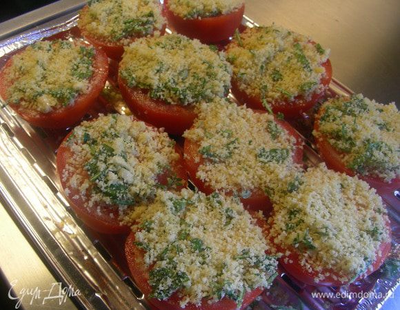 Выкладываем ароматную смесь на половинки помидор и ставим в духовку 200 гр минут на 10. А можно их приготовить на гриле (положив на фольгу), точное время приготовления зависит от гриля.
