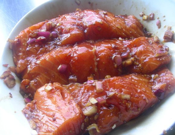 Луковицу мелко шинкуем. Смешиваем с маринадом Терияки и горчицей. Окунаем лосось в маринад и хорошенько перемешиваем. Можно оставить минут на 15 пропитаться.
