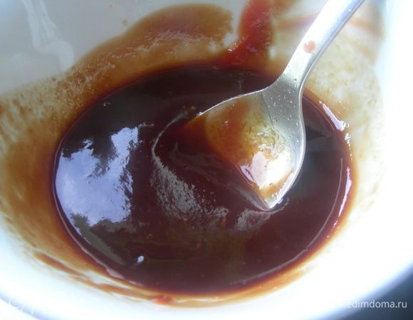 Кетчуп смешиваем с соевым соусом. Регулируем соус по вкусу (более сладкий или более соленый).
