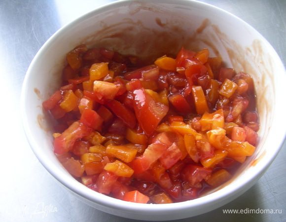 Смешиваем овощи с соусом.
