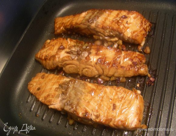 Рыбку готовим на гриле или на сковороде-гриль минут 15 (в зависимости от размера филе). Можно ее запечь в духовке или обжарить.
