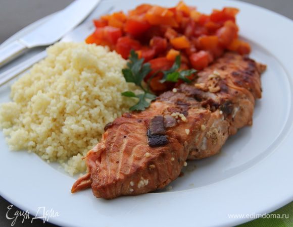 Подаем рыбку с салатом из помидоров и перцев. Я еще решила гарнир добавить - кускус. С рисом тоже будет здорово - соус и ароматные соки собирать. Приятного аппетита))