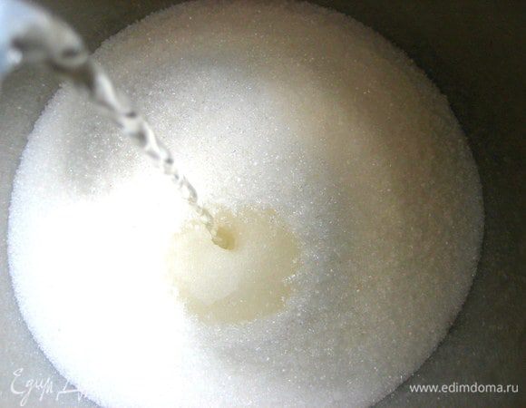 Сначала варим сироп из сахара и воды.