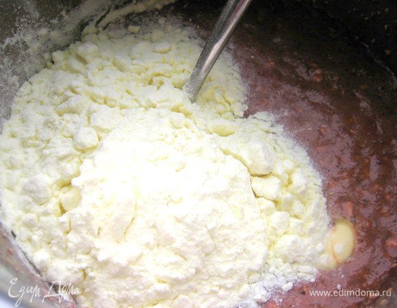 Когда масло перемешается, всыпаем молоко. С огня уже сняли.