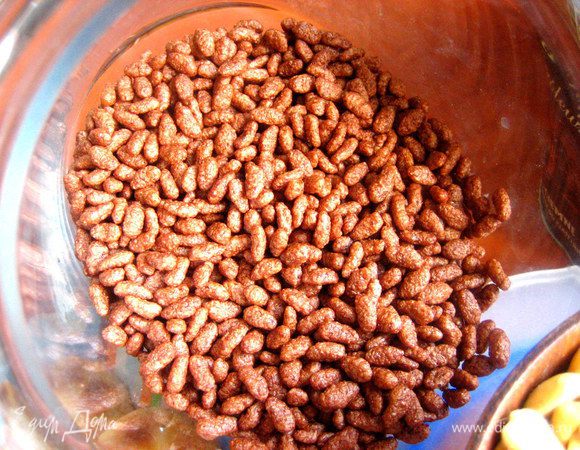 Сухие хлопья для завтраков есть в каждом доме, где есть дети... Возьмём для интереса шоколадные "рисинки". Горсти две...