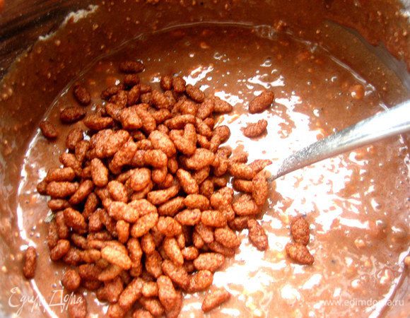 Всыпаем в тёплую смесь в самом конце. Перемешиваем и отправляем в холодильник, пока масса не схватится.