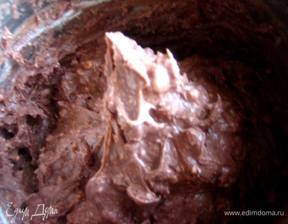 Каждый раз проверяем в холодильнике, насколько застыла наша масса. Для этого перемешиваем и смотрим, как она держит форму.