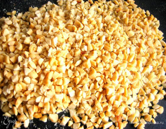 Пока готовим орехи любые..., лучше обжаренные. Порубить как можно мельче.