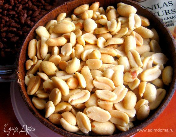 Я брала готовый обжаренный арахис.