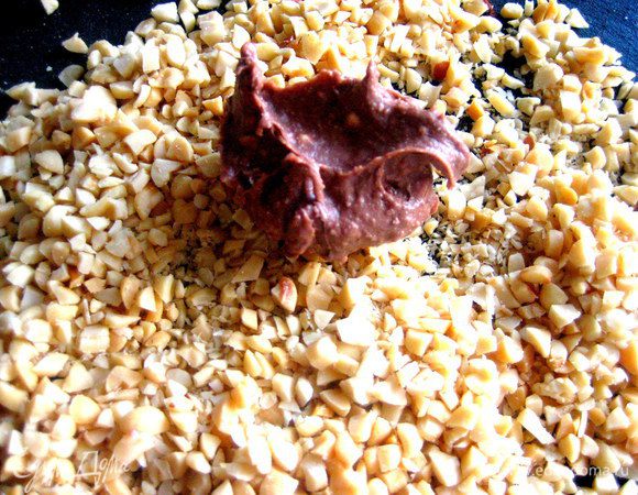 Выкладываем при помощи двух чайных ложек часть загустевшей массы в молотые орехи...