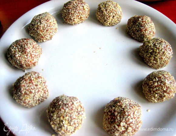 Если лень лепить трюфеля, можно просто скатать шарики)))