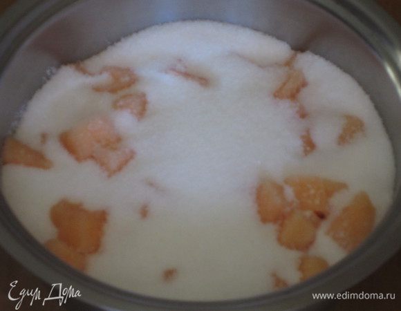 Положить дыню в кастрюлю с толстым дном и засыпать сахаром.