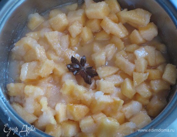 Добавить звездочки бадьяна, лимонный сок, аккуратно перемешать и довести до кипения на слабом огне.Подождать несколько минут пока сахар полностью растворится и снять с огня. Очень аккуратно перемешать деревянной ложкой.