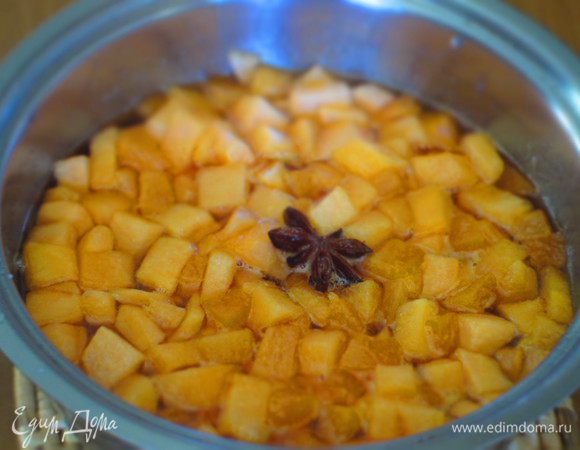 На следующий день повторить процедуру. Довести до кипения и снять с огня. На третий день довести до кипения и проварить 10 минут. Звёздочки бадьяна после варки вынуть. 