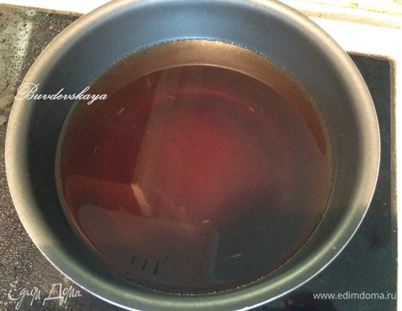 Сварить сироп: насыпать сахар в кастрюлю, залить питьевой водой и варить на среднем огне, постоянно помешивая до полного растворения сахара. Не доводить до кипения. Снять с огня и остудить.