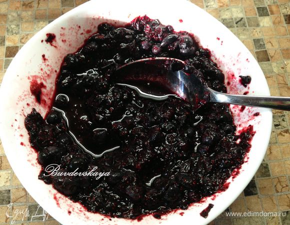 Чернику вымыть в дуршлаге, дать стечь воде и размять ложкой в небольшой мисочке.