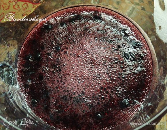 Сироп перелить  в кувшин. Добавить размятые ягоды черники, сок лимона, лед и минеральную воду. Тщательно перемешать. Разлить по бокалам через ситечко. ENJOY !