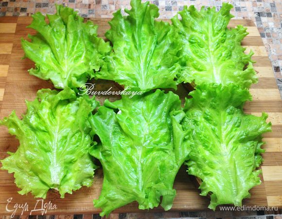 Листья салата вымыть, обсушить и выложить сверху на майонез.