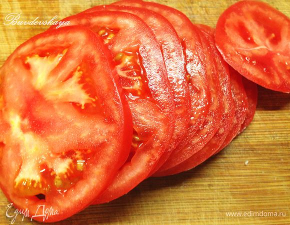 Помидоры вымыть, обсушить и нарезать кружочками. Выложить по 2 кружочка на колбасу. Украсить по вкусу ! ENJOY !