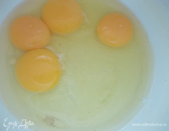 Яйца и желтки соединить. Добавить мед, у меня майский, почти прозрачный.
