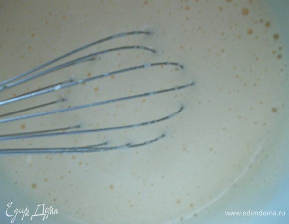 Взбивать минут 10, пока масс не увеличится вдвое и не станет белой.