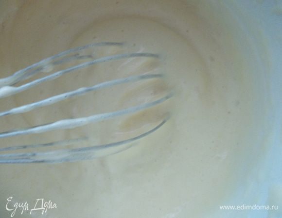 Затем всыпать просеянную муку и крахмал, аккуратно перемешать.