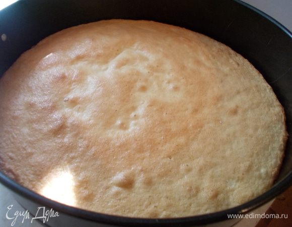 Дно формы застелить пергаментом и вылить туда тесто. Поставить в разогретую духовку 170С, на 18-20 минут. Вынуть корж из духовки и дать ему остыть в форме.