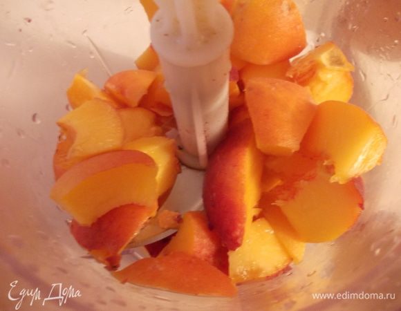 Приготовить пюре из персика и черники, с помощью блендера.