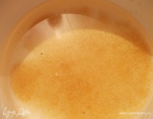 Желатин замочить в воде. Когда разбухнет, растворить его на водяной бане.