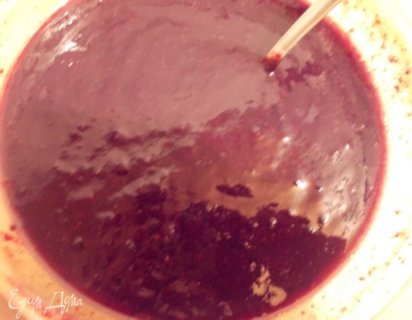 Четвертую часть желе нагреть на медленном огне,добавить желатин, мёд. Хорошо перемешать и смешать с холодным пюре.